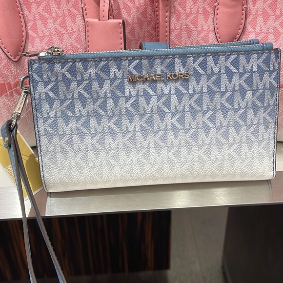 MICHAEL KORS
Jet Set Lg Ombré Logo Double-Zip Wristlet-Wallet-Phone Case Holder - Picture 4 of 16